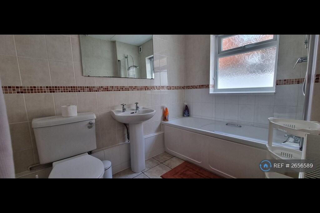 Main Bathroom 