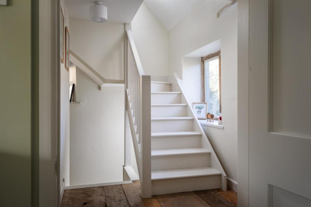 34 - Lawrence Cottage - GL54 4AG - Web.jpg