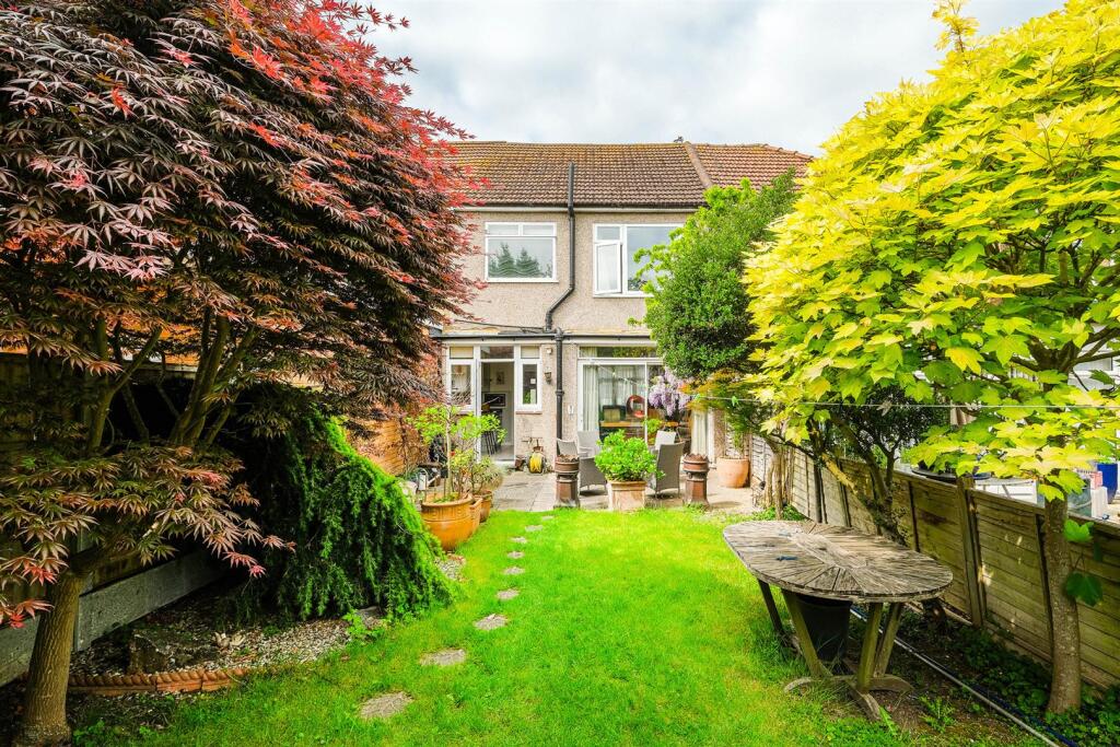 Ainslie Wood Gardens-30_web.jpg