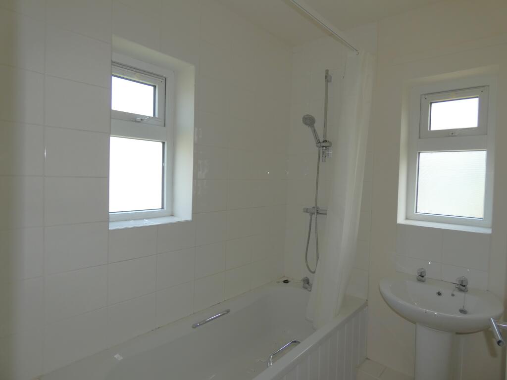 Pic 9 Bathroom (3).JPG