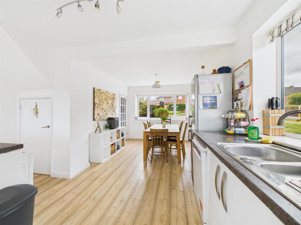 Spacious Open Plan Dining Kitchen