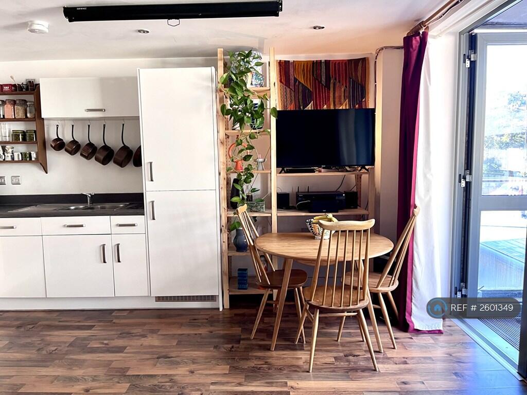 Kitchen / Dining Area