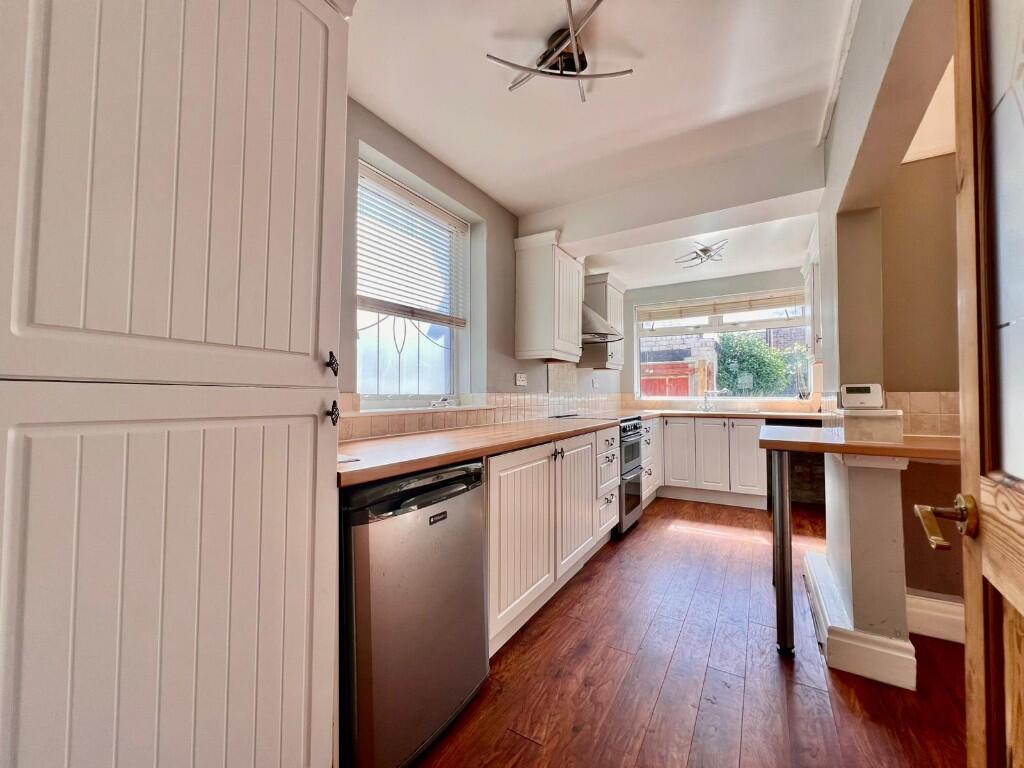 FITTED KITCHEN