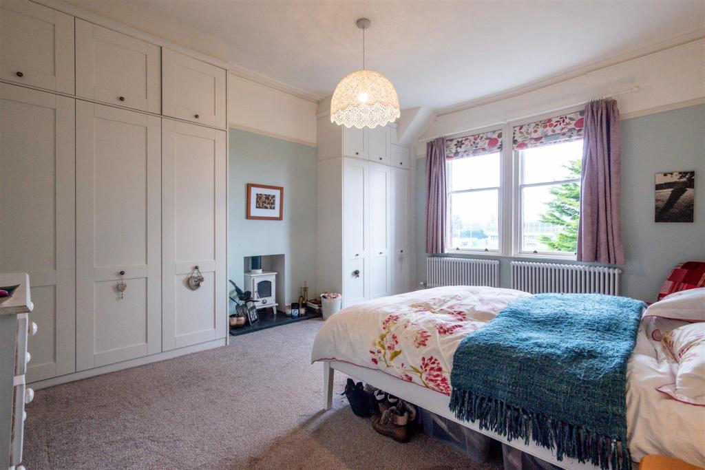 Bedroom 1.jpg
