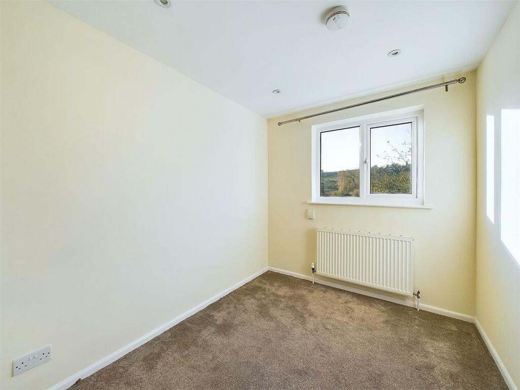 12 - THREE BEDROOM FAMILY HOUSE IN BISHOPSWORTH.jp