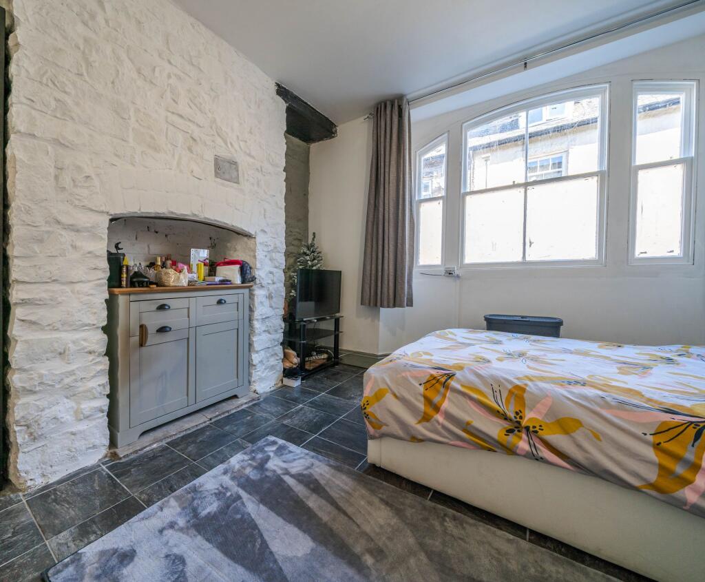 SITTING ROOM/BEDROOM