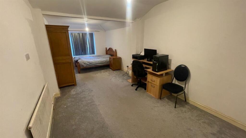 Long, well-proportioned bedroom with a double b...