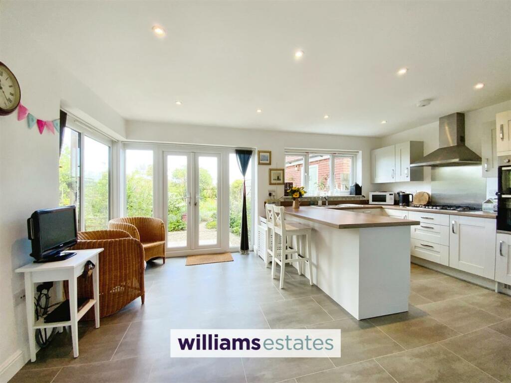 breakfast bar &amp; kitchen