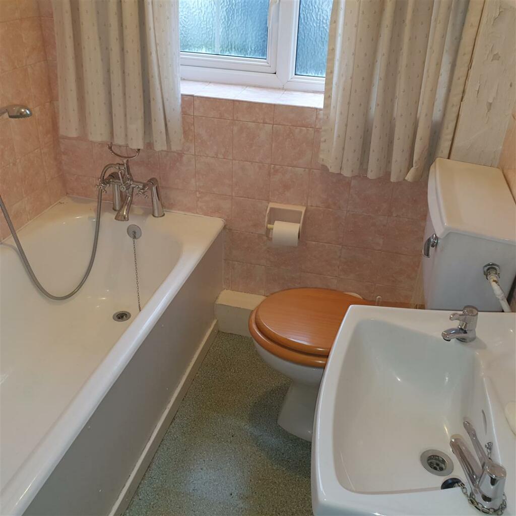 BATHROOM/WC