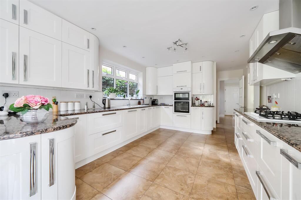 Kitchen/Breakfast Room: