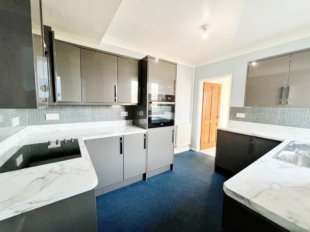 Kitchen pic 2.jpg