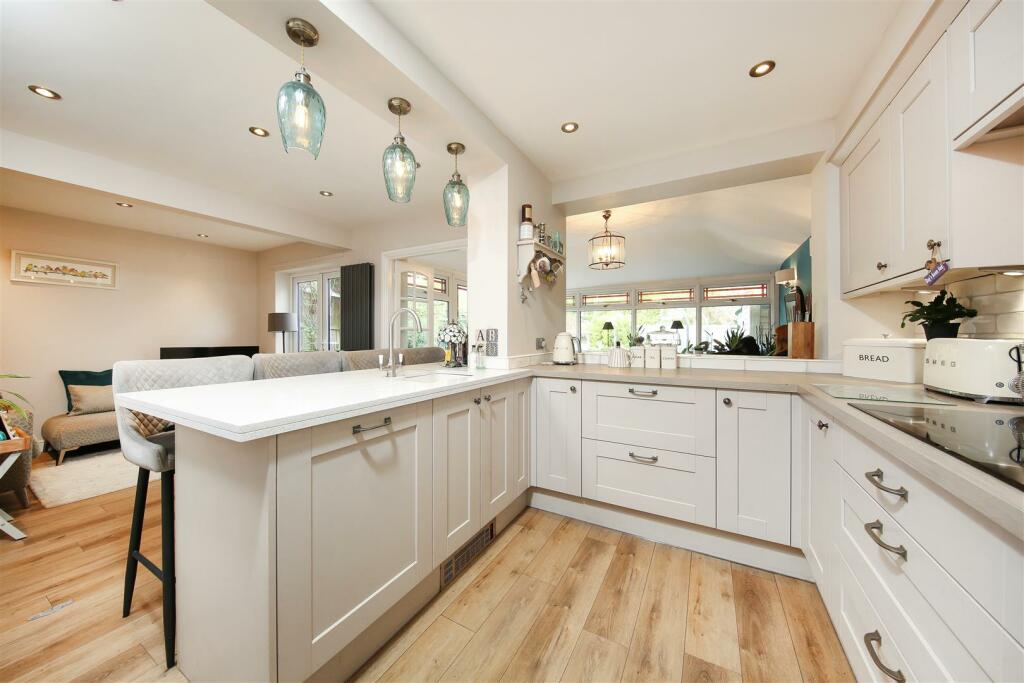 Kitchen2.jpg