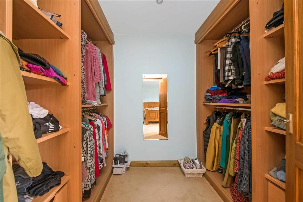 WALK-IN WARDROBE