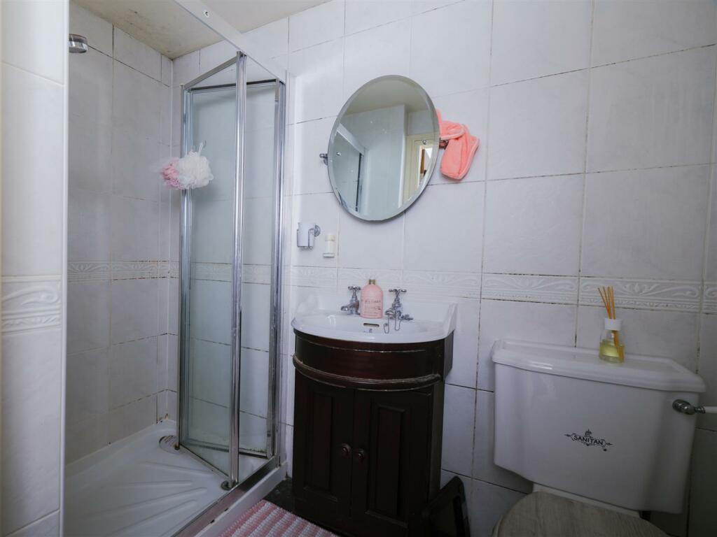 FAMILY SHOWER ROOM