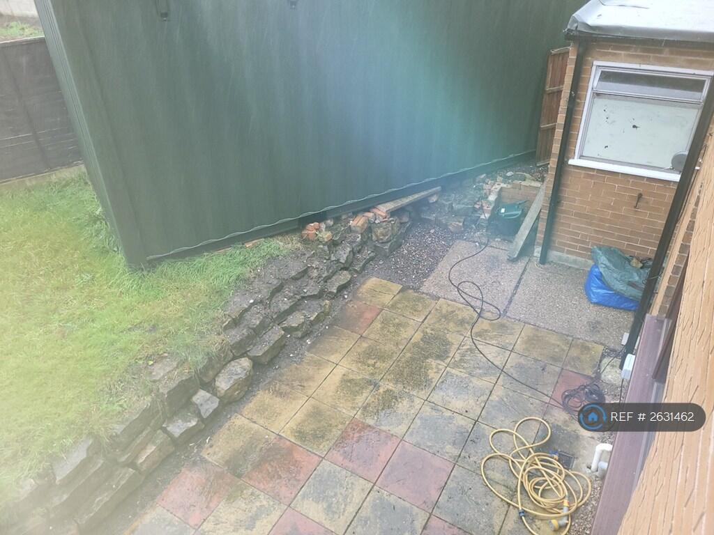 Side Garden With Container 