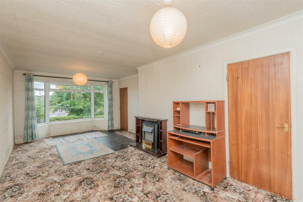 Living Room Area: