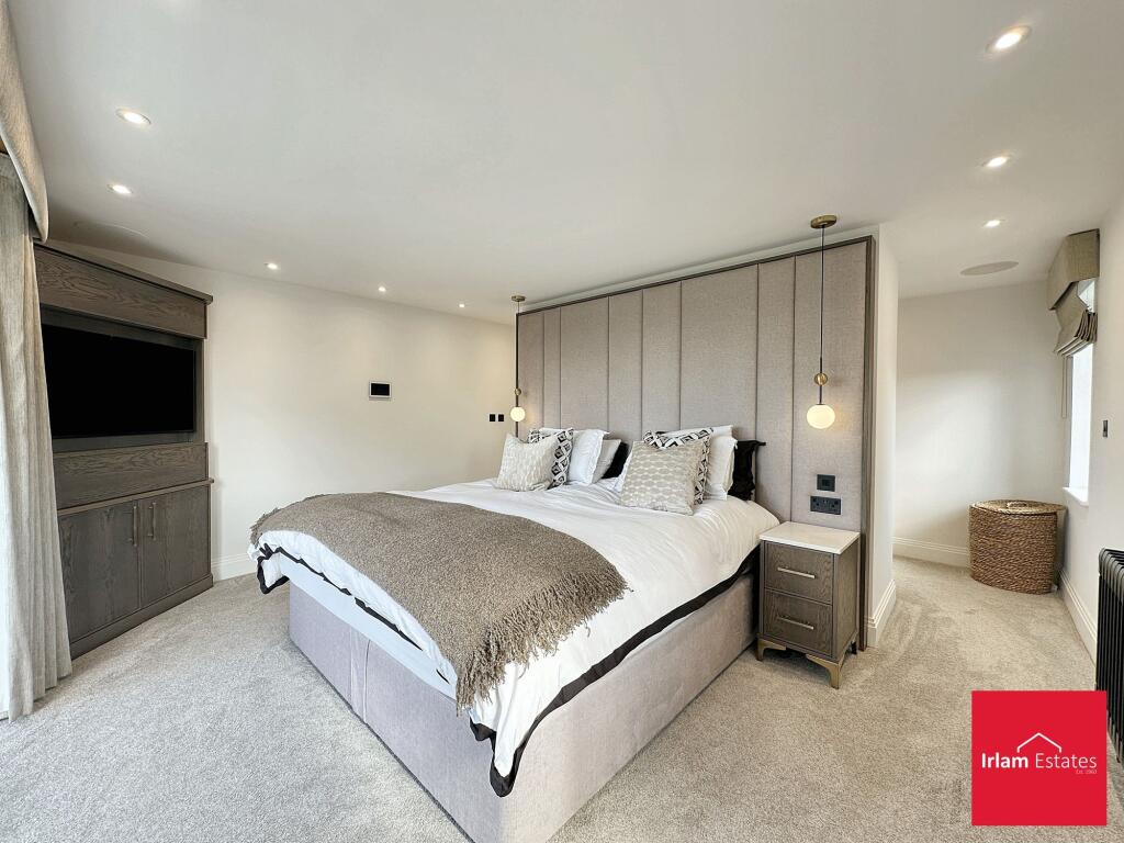 Bedroom 1/Dresser/Ensuite