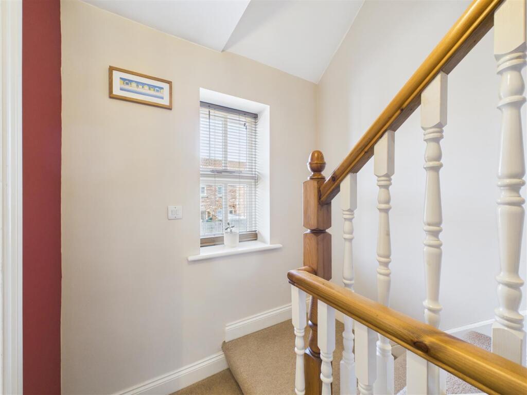 FIRST FLOOR LANDING