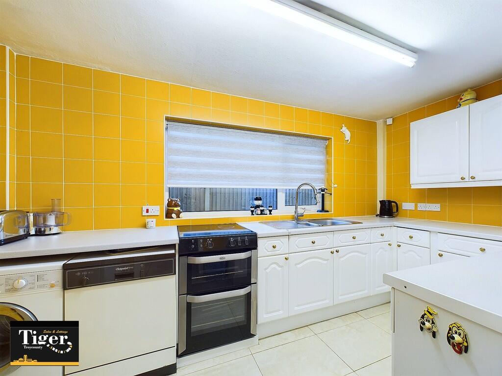 CAM02176G0-PR0453...