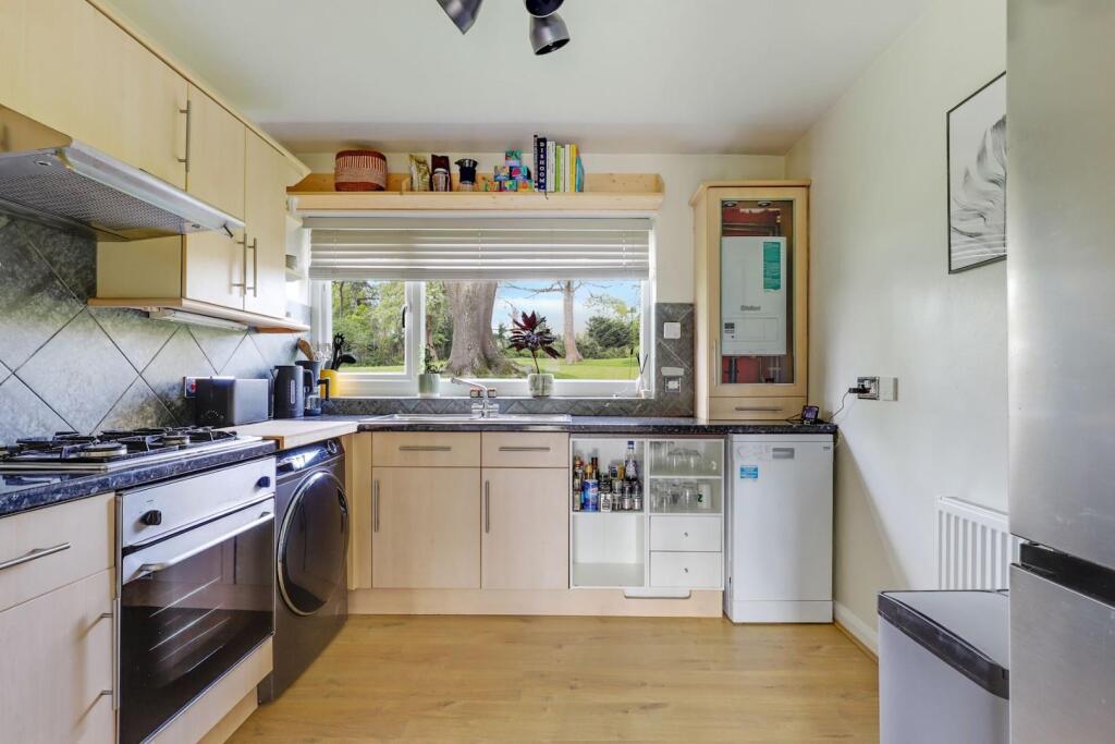 06-e04cJHPropWorld - 1 Coniston Court - 16-medium.