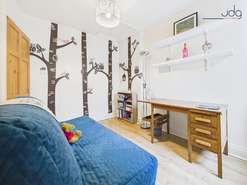 Single Bedroom with built in cupboard
