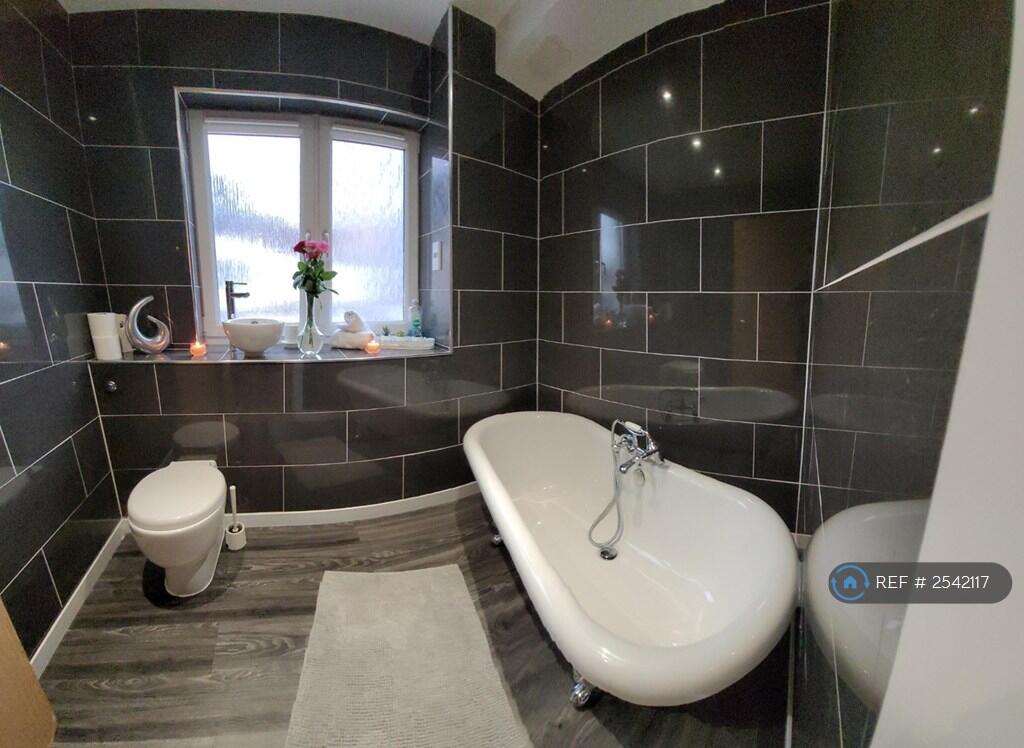 Middle Floor Large Bathroom