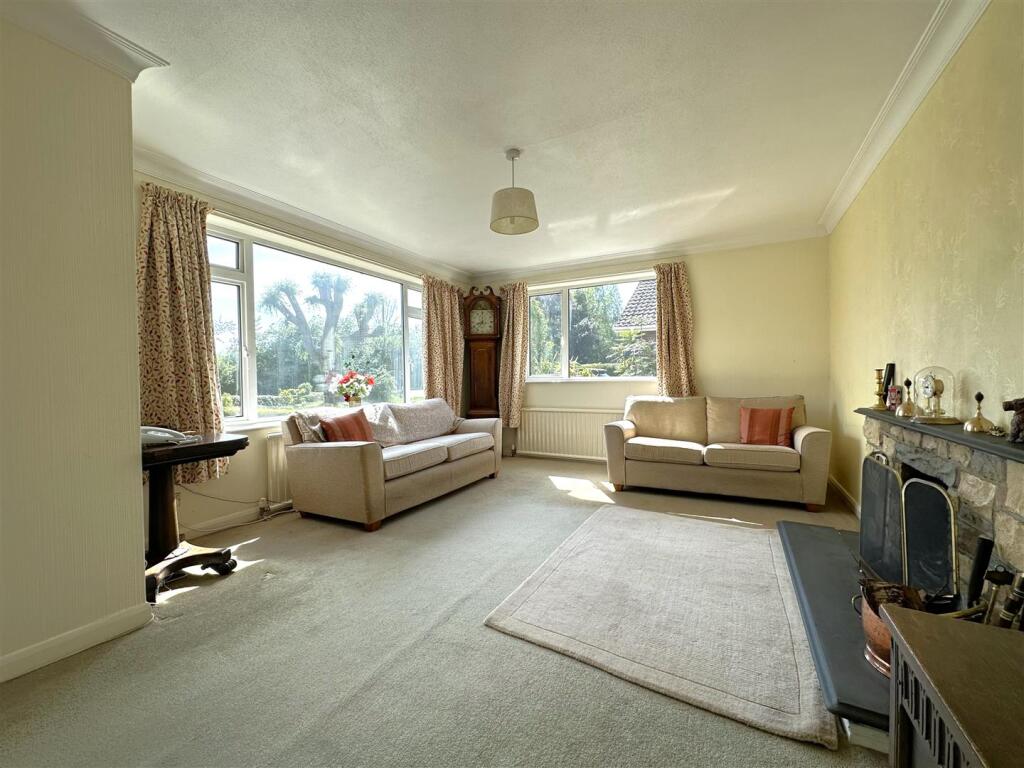Dual-Aspect Living Room 918