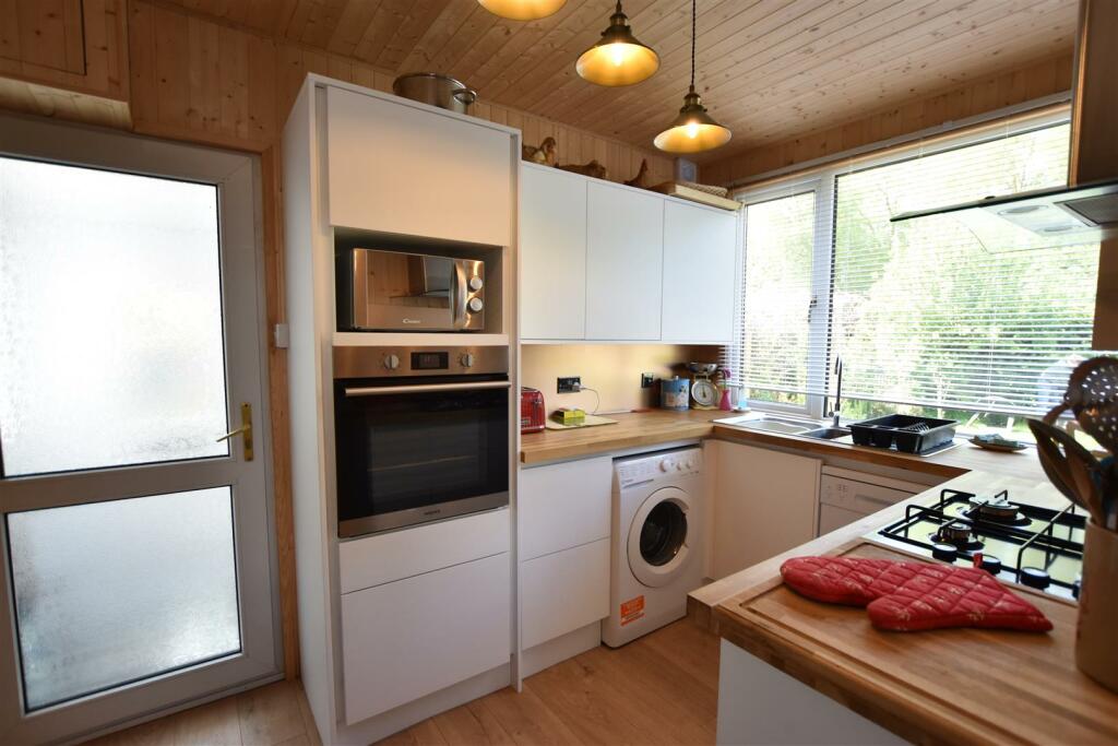FITTED KITCHEN