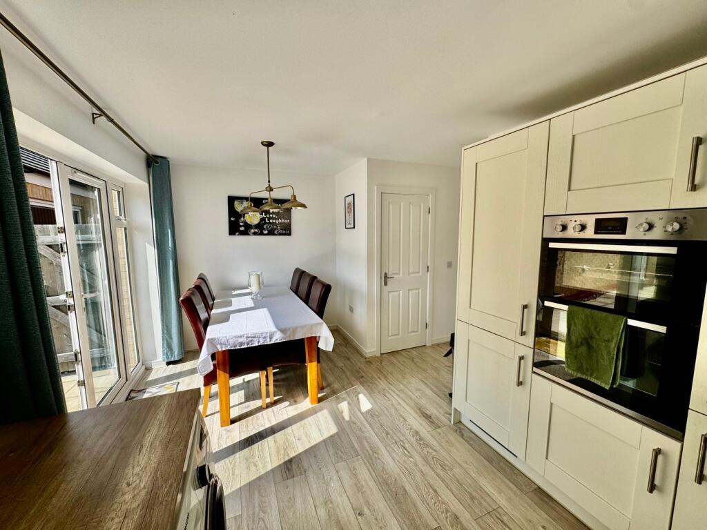 Kitchen/ Dining Room