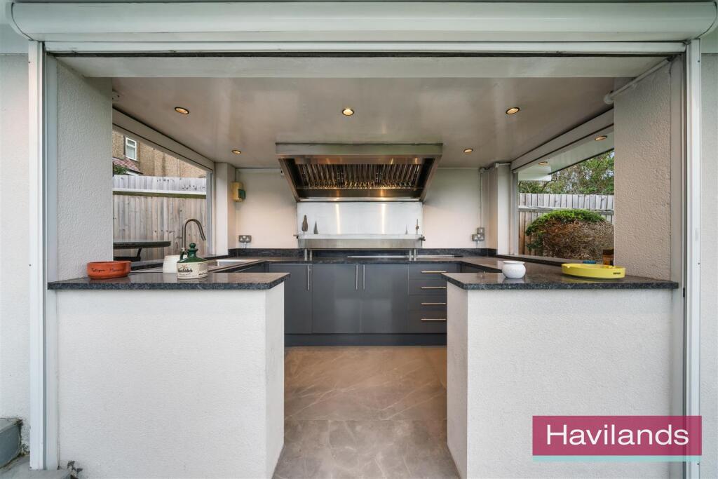 Broadfields Avenue-17.jpg