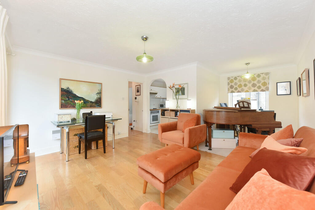 apt 14 Royal Vict...