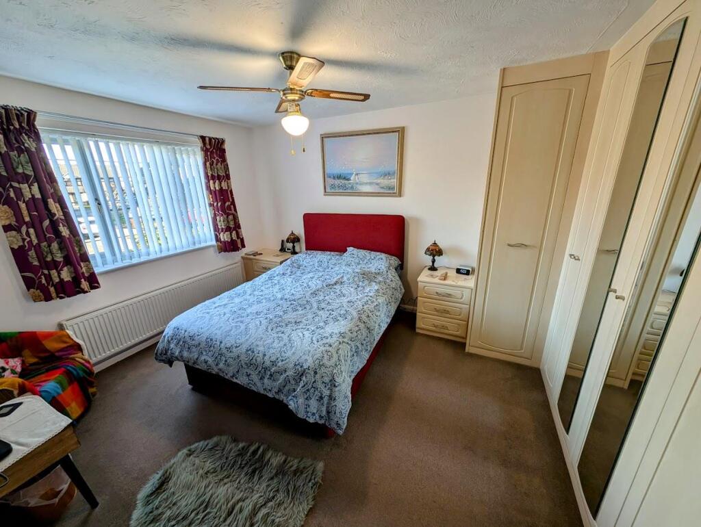20 Hampden bed 1.jpg