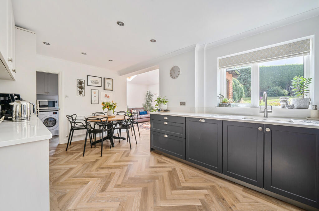 1348549-24-68b981...