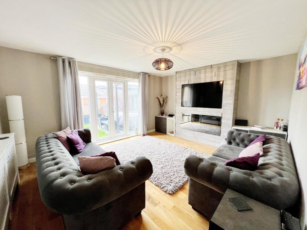 Lounge pic 1.jpg