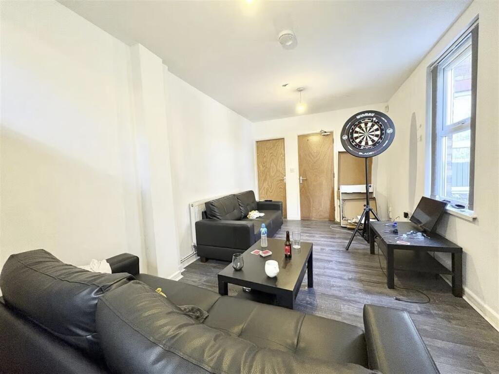 4-bedroom-student-house-in-lenton-nottingham_165471705-2-wa.jpg