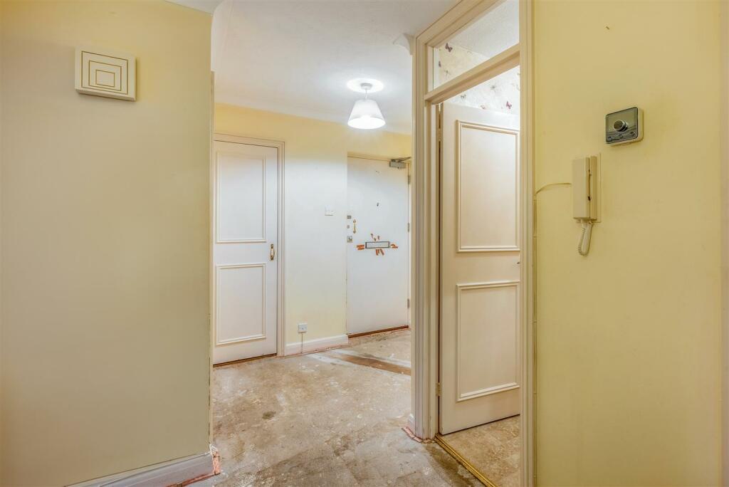 Flat 2, Corvill Court, Worthing -7.jpg