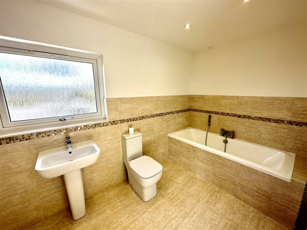 EN-SUITE BATHROOM