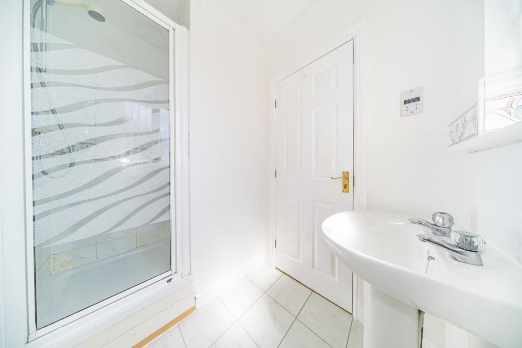 26 Lloyd Road en suite.jpg