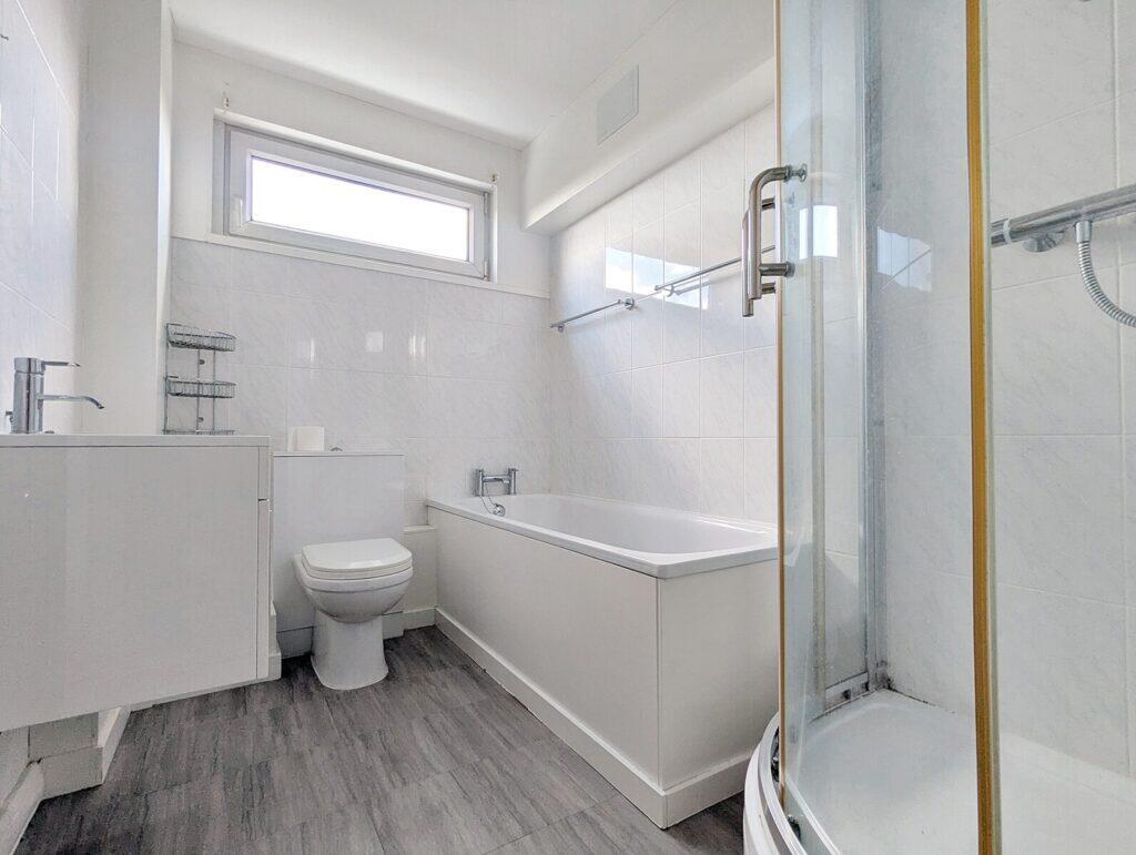 Lemare Lodge- Bathroom