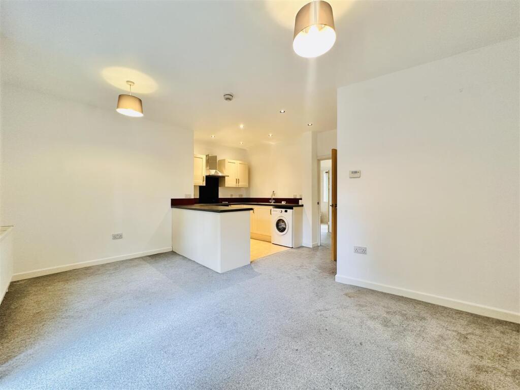 LOUNGE &amp; KITCHEN