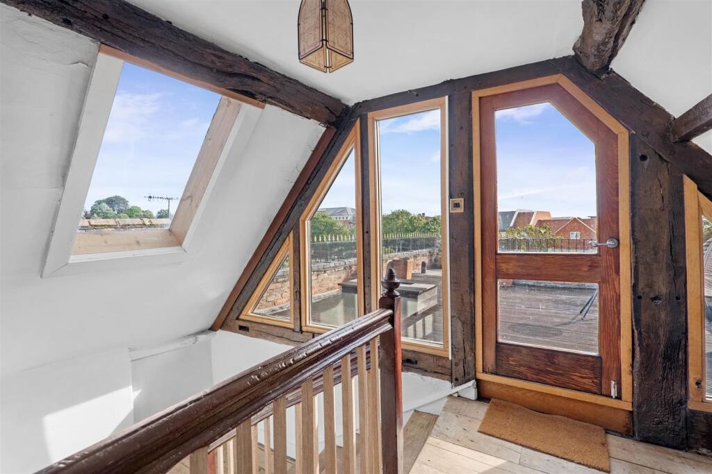 7 Edgar Street - top landing.jpg