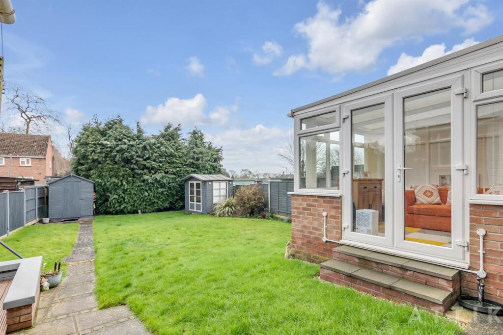 9 Bedingfield Crescent Halesworth IP19 8DZ (16).jp