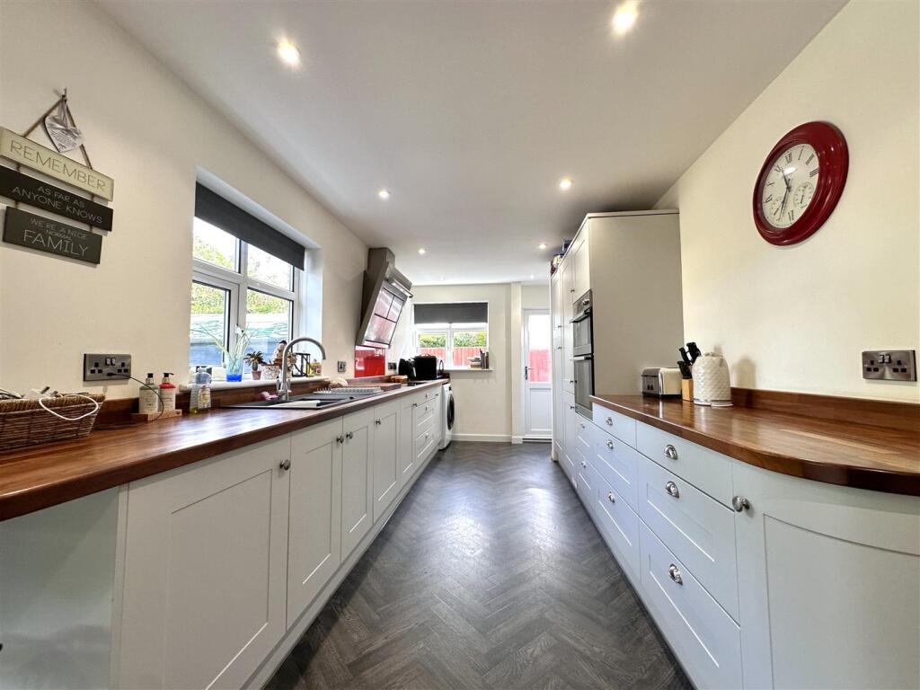 Tasteful Modern Kitchen 882