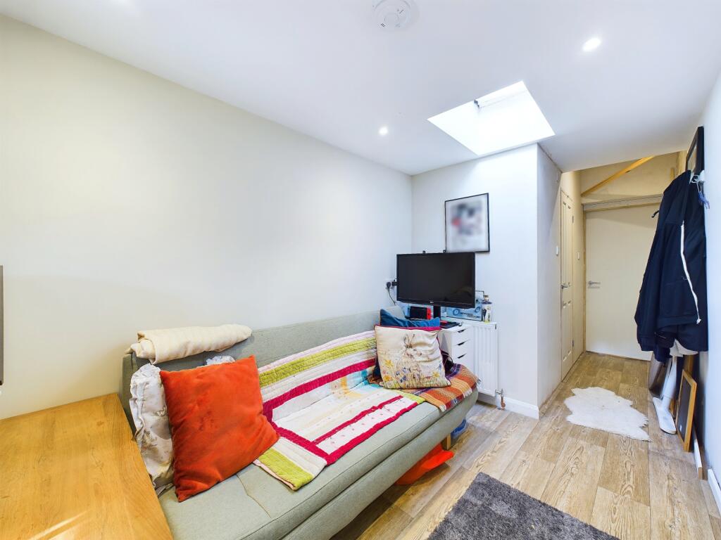 CAM03162G0-PR0170-STILL036 (1)