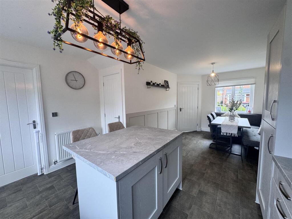 Open plan kitchen &amp; dining