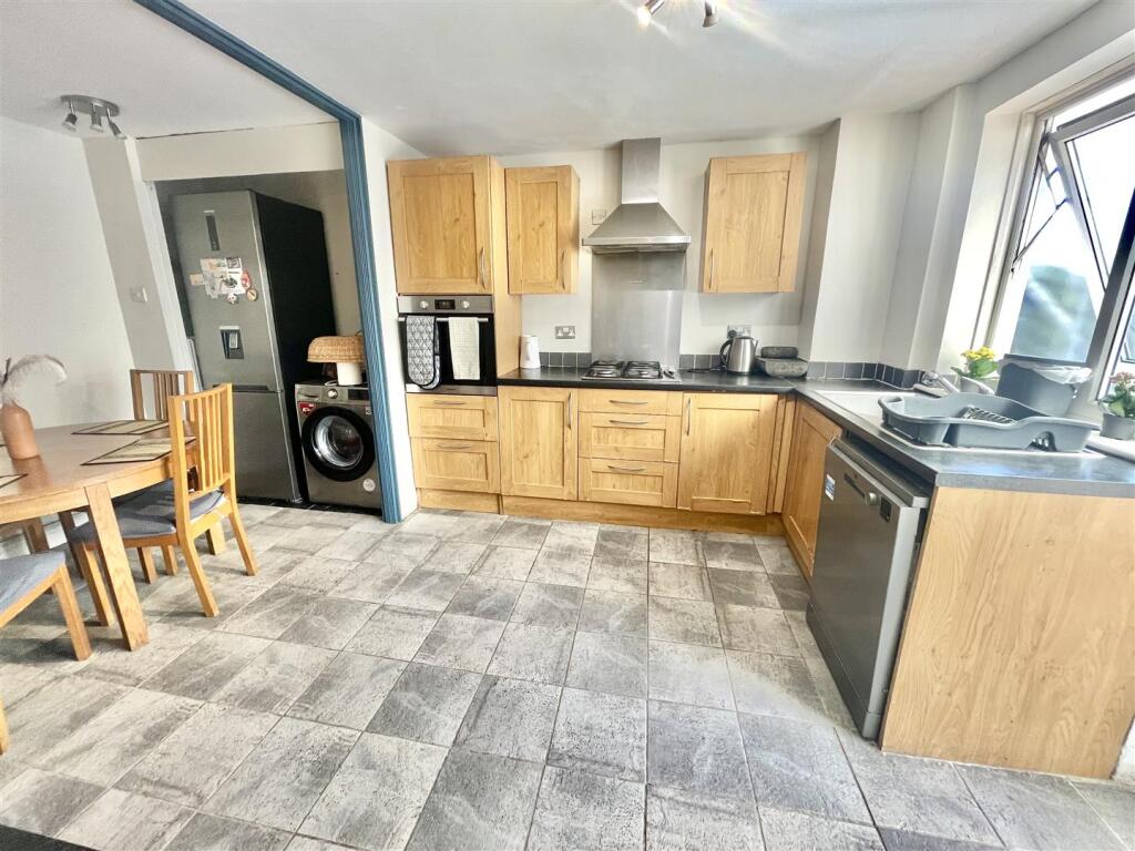 kitchen 2.jpg