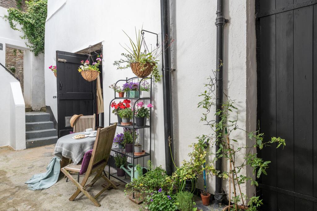 11 Browns Hill, Dartmouth, Courtyard