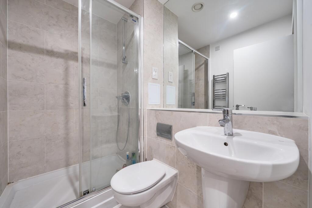 Ensuite (Bathroom 2)