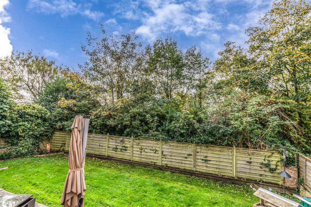 3 Henderson Close5.jpg