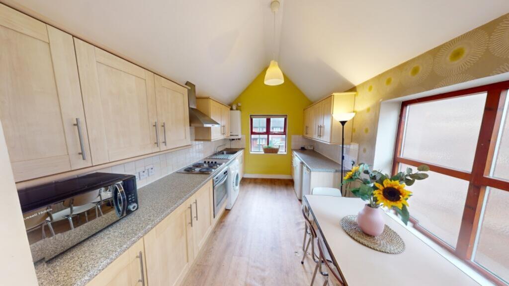 A bright and spacious kitchen with modern appli...